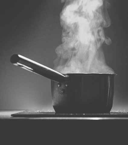 Industrial cooking vessel representing hot edible-oil filtration